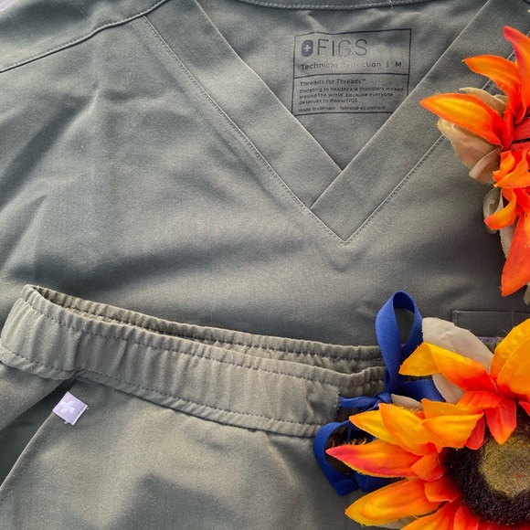 Figs Men’s Scrub Set - Picture 6 of 6